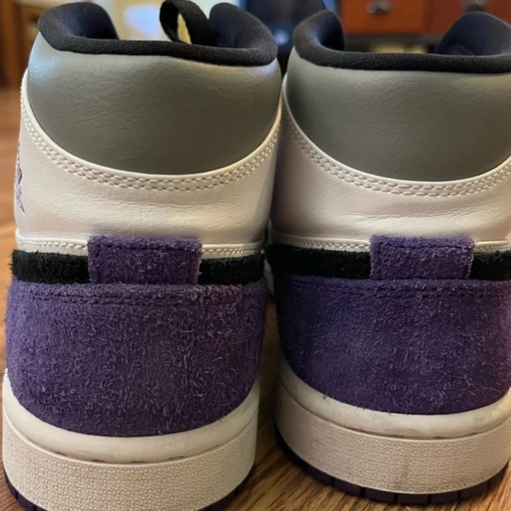 Air Jordan 1 Mid SE 'Varsity Purple' size 8 Nike Men